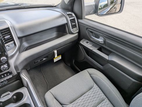 New 2026 RAM 1500 Express AWD/4WD image 17