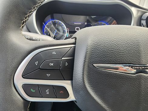 Used 2025 Chrysler Pacifica Select image 37