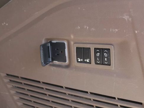 Used 2023 GMC Yukon XL Denali AWD/4WD image 6
