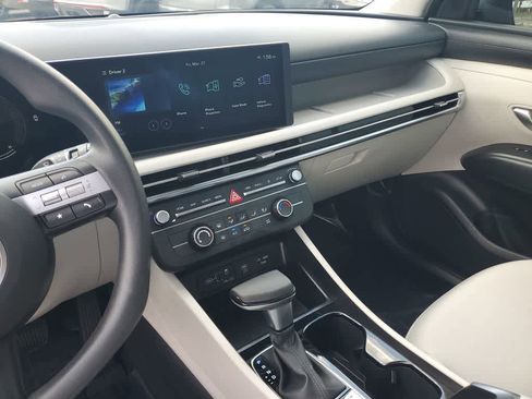 Used 2025 Hyundai Tucson SE image 30