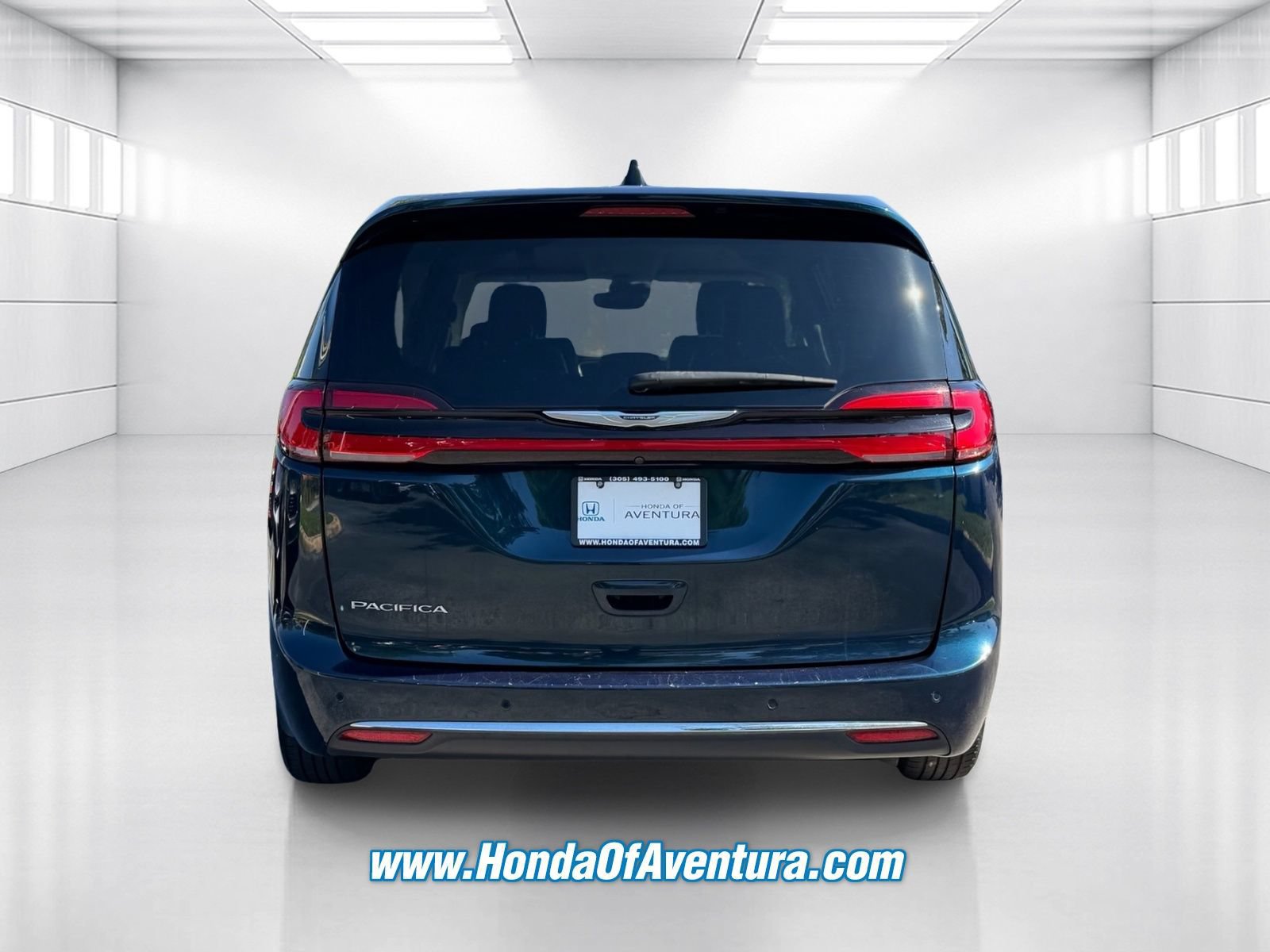 Used 2023 Chrysler Pacifica Touring-L FWD image 5
