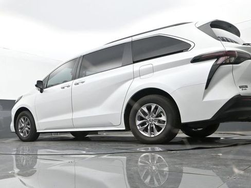 Used 2026 Toyota Sienna XLE FWD image 25