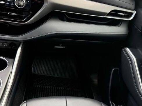 Used 2023 Toyota Highlander XLE image 32