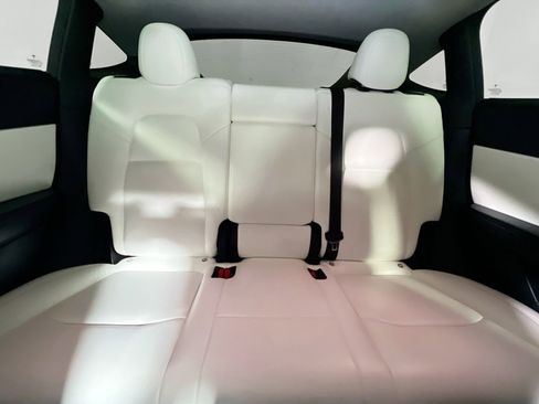 Used 2022 Tesla Model Y Long Range image 32