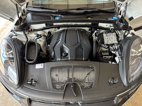 Used 2024 Porsche Macan AWD/4WD image 28