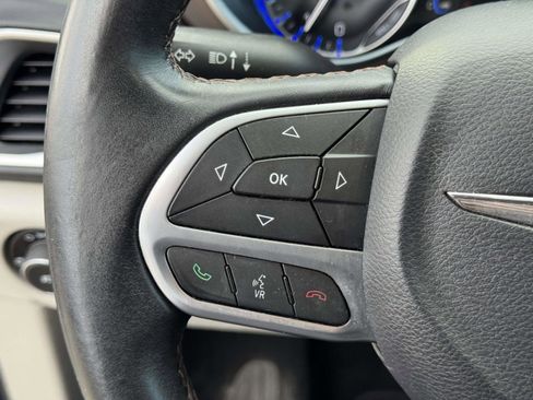 Used 2017 Chrysler Pacifica Touring-L image 19