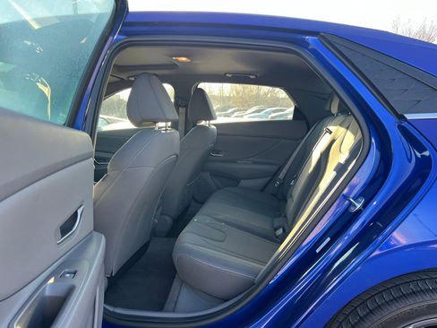 Certified 2025 Hyundai Elantra SEL image 17