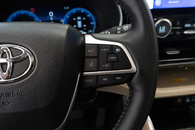 Used 2024 Toyota Highlander Platinum FWD image 20