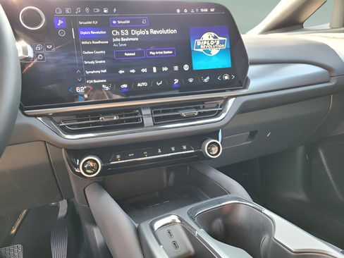 New 2025 Chevrolet Equinox EV RS image 6