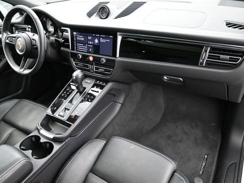 Certified 2025 Porsche Macan AWD/4WD image 31