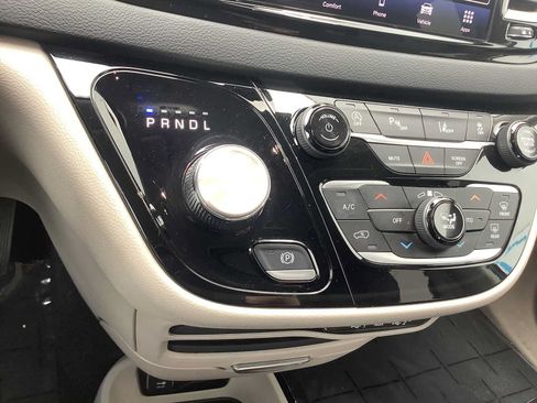 Used 2023 Chrysler Pacifica Touring-L FWD image 18
