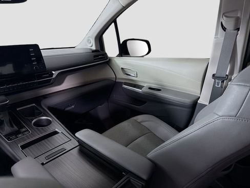 Certified 2024 Toyota Sienna Limited image 25