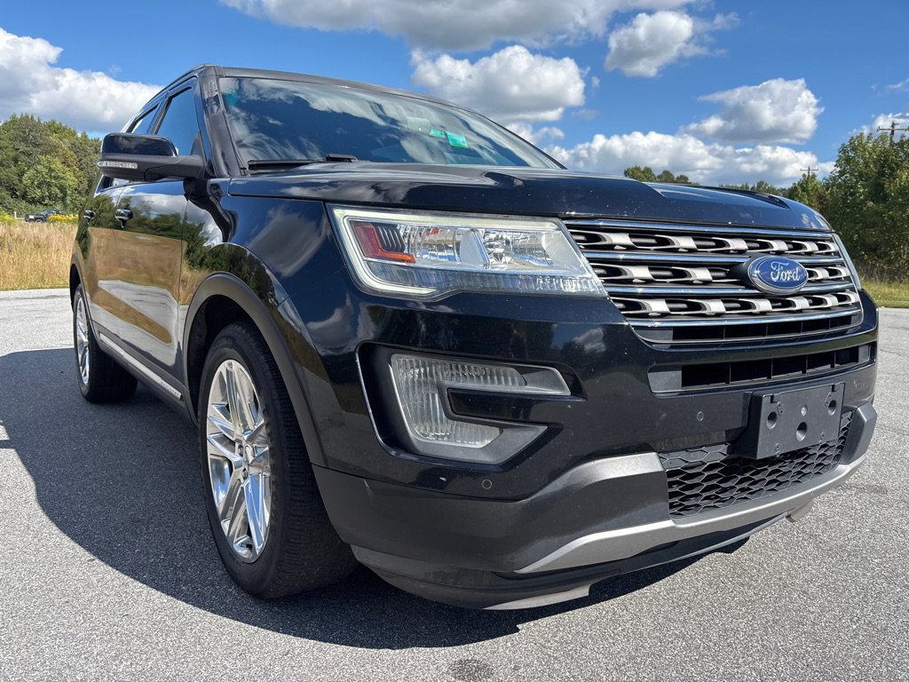 Used 2017 Ford Explorer XLT w/ Equipment Group 202A FWD image 7