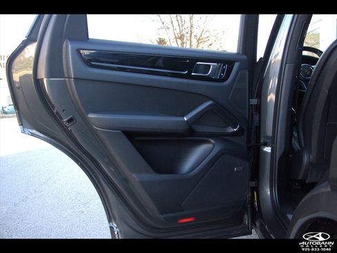 Used 2020 Porsche Cayenne E-Hybrid w/ Premium Plus Package image 33