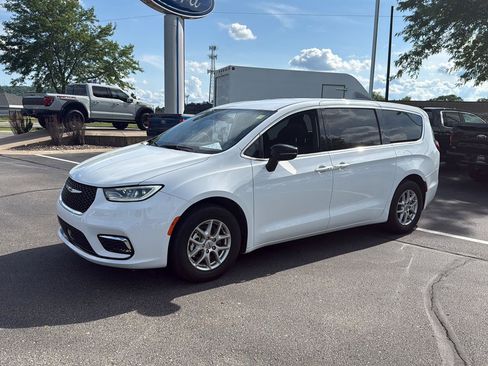 Used 2025 Chrysler Pacifica Select FWD image 16