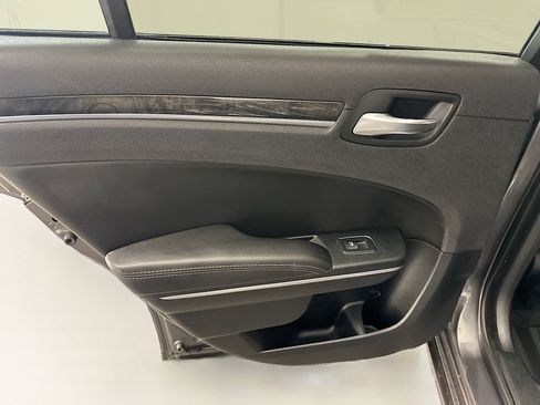 Used 2018 Chrysler 300 Limited AWD/4WD image 28