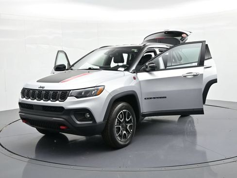 Used 2025 Jeep Compass Trailhawk AWD/4WD image 31