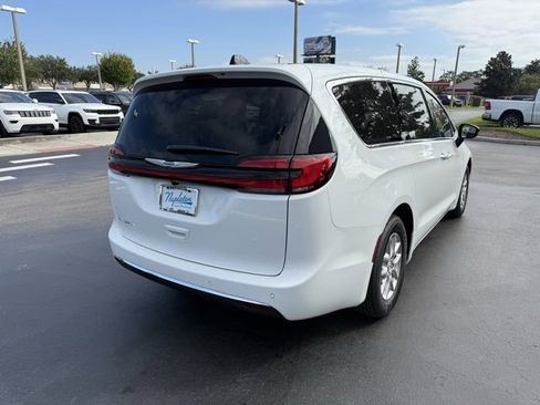 New 2026 Chrysler Pacifica Select image 8