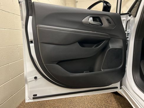 New 2026 Chrysler Pacifica Select FWD image 15