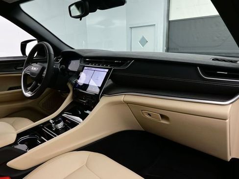 Used 2023 Jeep Grand Cherokee Limited image 17