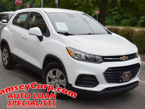 Used 2018 Chevrolet Trax LS FWD image 2