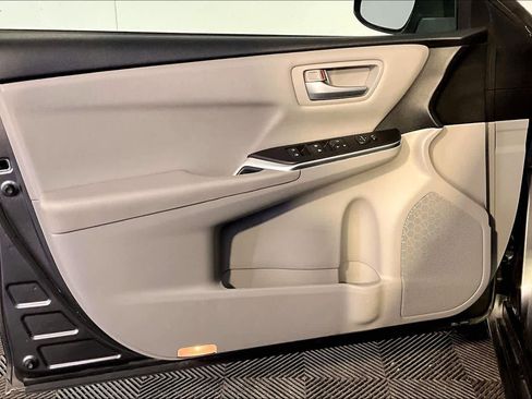 Used 2016 Toyota Camry SE image 21