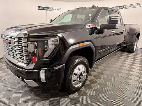 Used 2025 GMC Sierra 3500 Denali w/ Technology Package AWD/4WD image 2