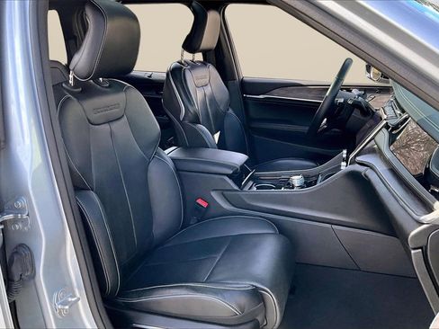 Used 2022 Jeep Grand Cherokee Overland w/ Advanced Protech Group III image 23