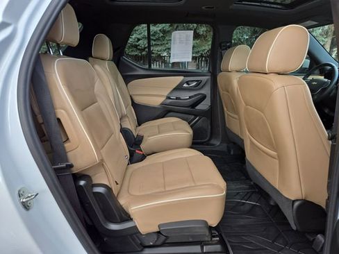 Used 2023 Chevrolet Traverse Premier image 36