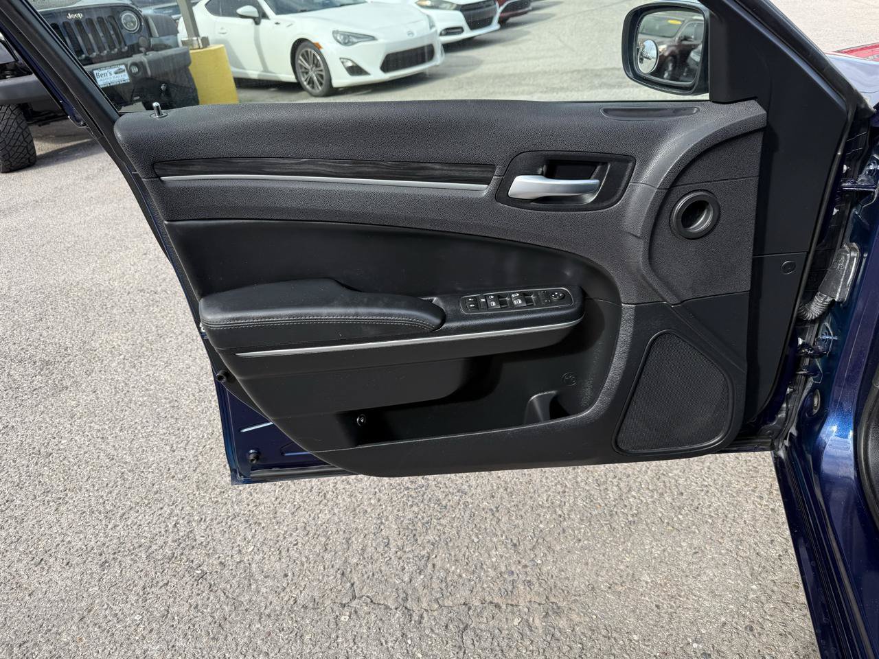Used 2016 Chrysler 300 Limited RWD image 10