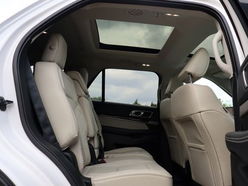 Used 2018 Ford Explorer Platinum AWD/4WD image 17