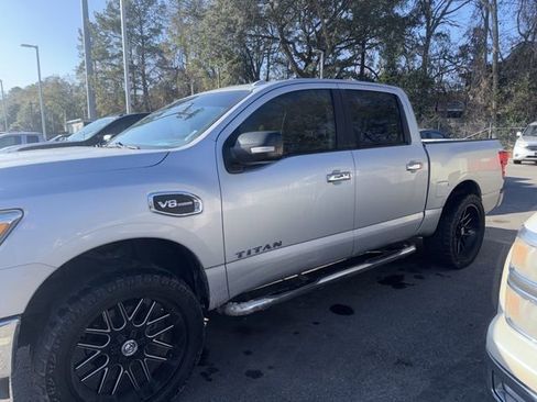 Used 2017 Nissan Titan SV image 5