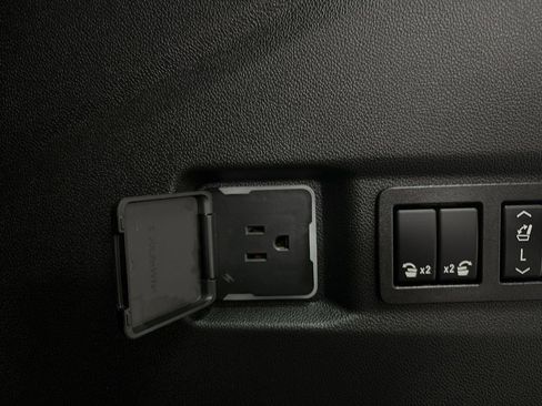 Used 2023 Chevrolet Tahoe Z71 w/ Luxury Package image 73