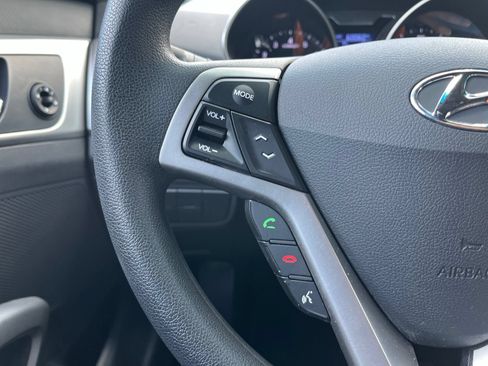 Used 2013 Hyundai Veloster FWD image 22