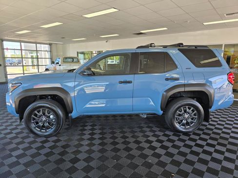 Used 2025 Toyota 4Runner SR5 AWD/4WD image 6