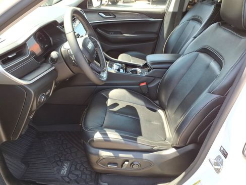 Used 2023 Jeep Grand Cherokee Limited w/ Black Appearance Package AWD/4WD image 12