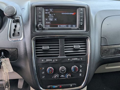 Used 2019 Dodge Grand Caravan SE FWD image 16