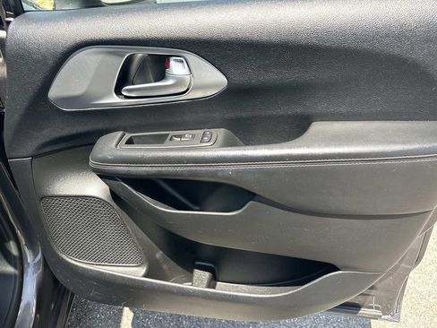 Used 2018 Chrysler Pacifica Touring Plus w/ S Appearance Package FWD image 12