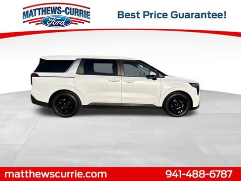 Used 2025 Kia Carnival FWD image 3