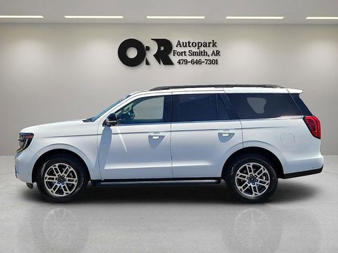 Used 2025 Ford Expedition Active AWD/4WD image 3