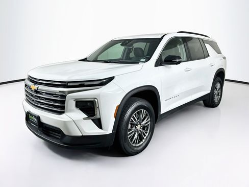 Used 2024 Chevrolet Traverse LT FWD image 3