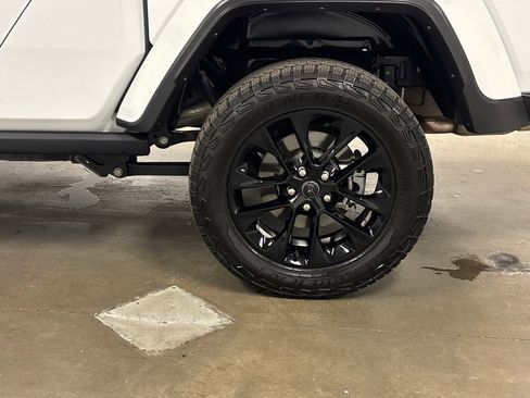 Used 2025 Jeep Gladiator Sport image 12