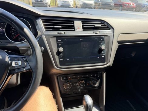 Used 2018 Volkswagen Tiguan SEL FWD image 34