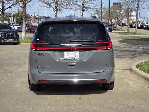 Used 2022 Chrysler Pacifica Limited image 7