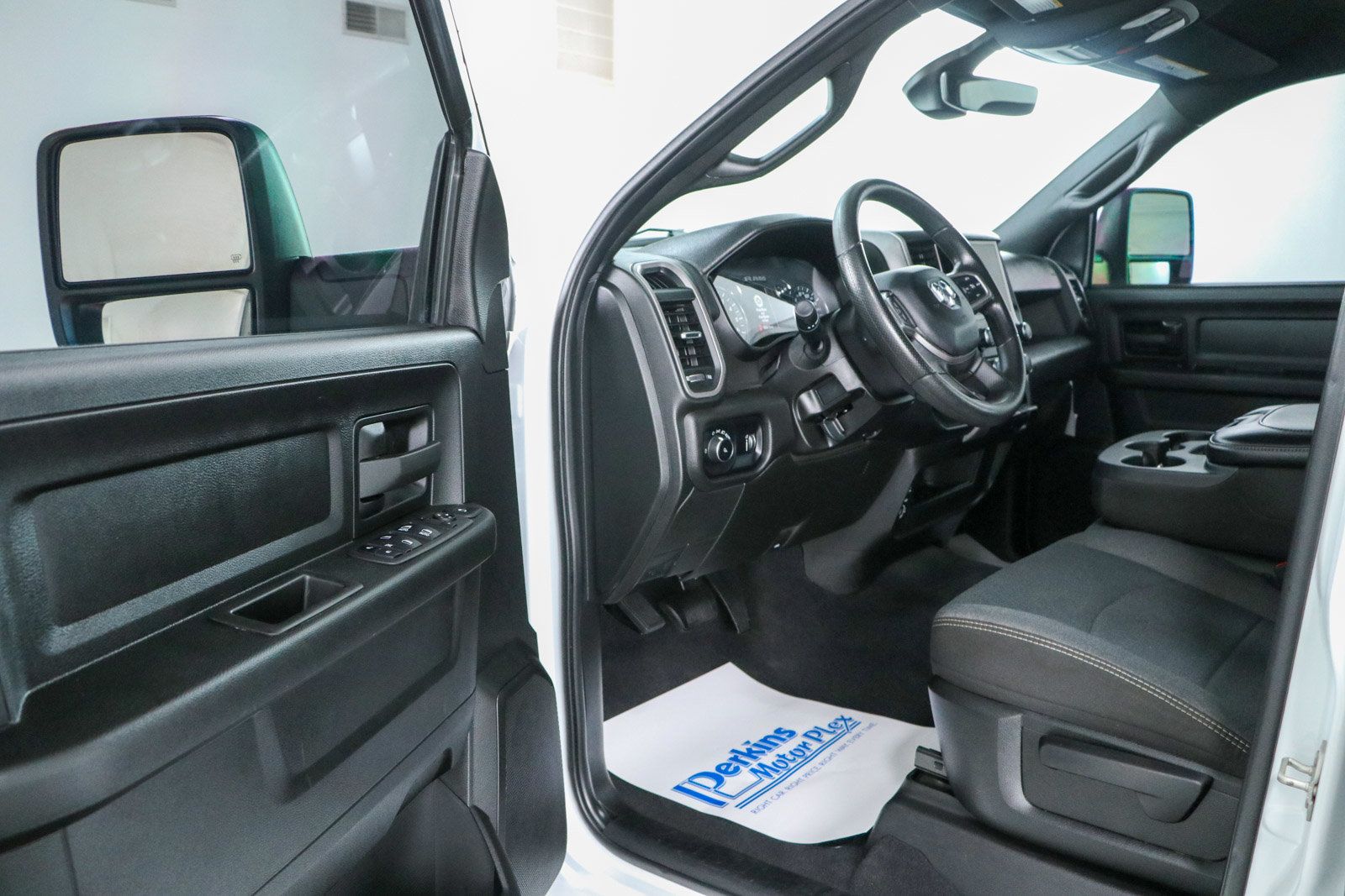Used 2024 RAM 2500 Tradesman w/ Chrome Appearance Group AWD/4WD image 3