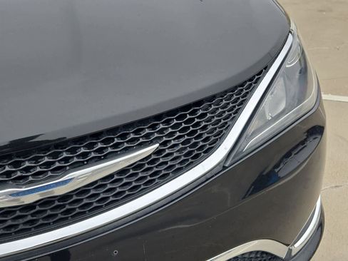 Used 2018 Chrysler Pacifica Touring-L image 10