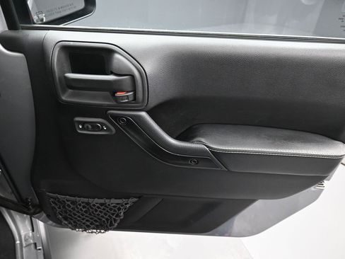 Used 2014 Jeep Wrangler Unlimited Sahara image 34