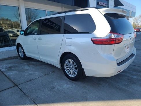 Used 2017 Toyota Sienna XLE w/ XLE Navigation Package image 6