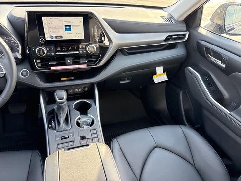 New 2026 Toyota Highlander XLE image 5