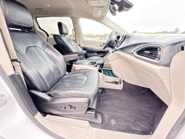 Used 2022 Chrysler Pacifica Touring-L w/ Uconnect Theater Family Group FWD image 28